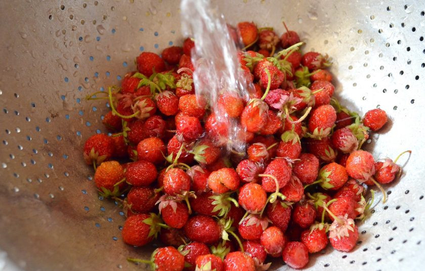 1. Этап. Земляника с сахаром на зиму без варки: 2. Тщательно промойте землянику, оборвите хвостики, дайте стечь лишней влаге.