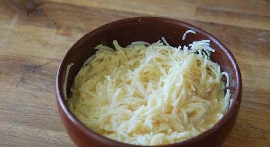 1. Этап. Вермишелевая запеканка: Полученной смесью залейте вермишель.