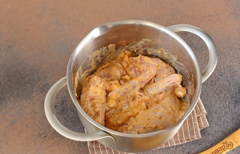 1. Этап. Кролик в собственном соку: Тщательно все перемешайте и оставьте мясо мариноваться минимум на 2 часа. Можно оставить на ночь.