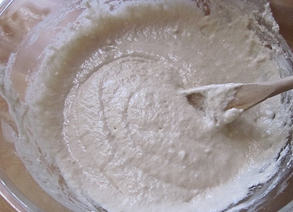 1. Этап. Вкусные бублики: 3. Введите пенистую дрожжевую смесь в миску с мучной смесью.