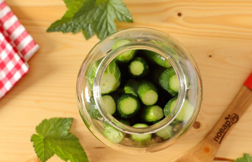 1. Этап. Огурцы с зелеными помидорами на зиму: Далее плотно утрамбуйте огурцы. Лежа или стоя, в зависимости от размеров.