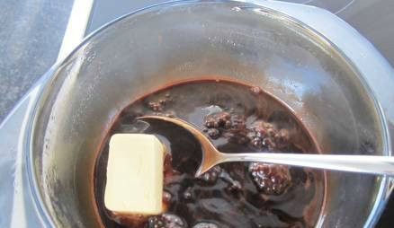 1. Этап. Торт Шифоновая Прага: Готовим глазурь: сметану, какао, сахар проварим на слабом огне 3 минуты, добавим масло и размешаем до однородности.