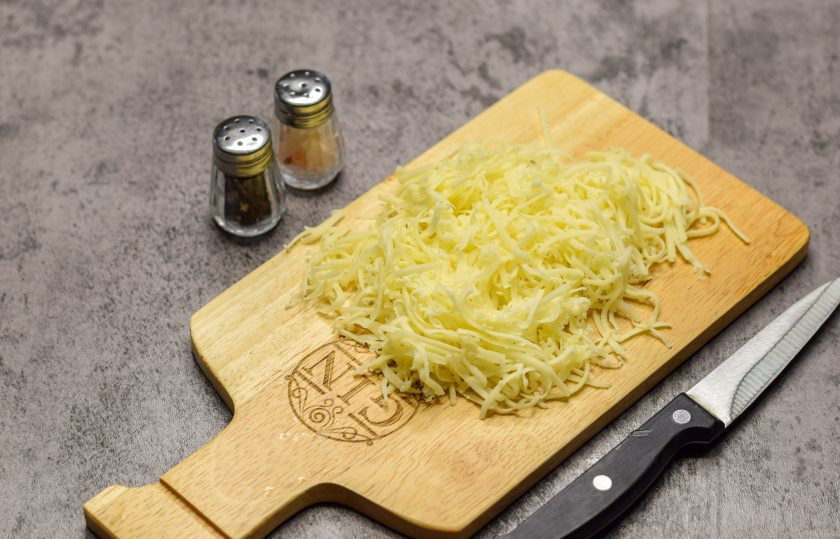 1. Этап. Салат Оля-ля: Твердый сыр натрите на мелкой терке.