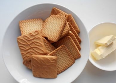 1. Этап. Чизкейк с клубникой: Печенье для чизкейка можно взять и обычное, и шоколадное.