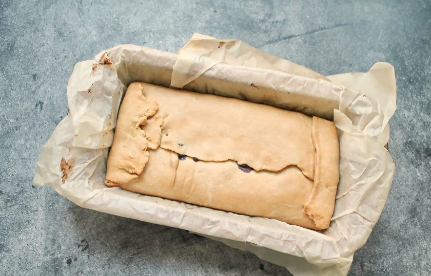 1. Этап. Шотландский новогодний кекс: Поставьте форму с кексом в горячую духовку и выпекайте при температуре 170 градусов в течение 2.5 часов. Готовый кекс полностью остудите и заверните в фольгу. Уберите его в холодильник минимум на две недели.