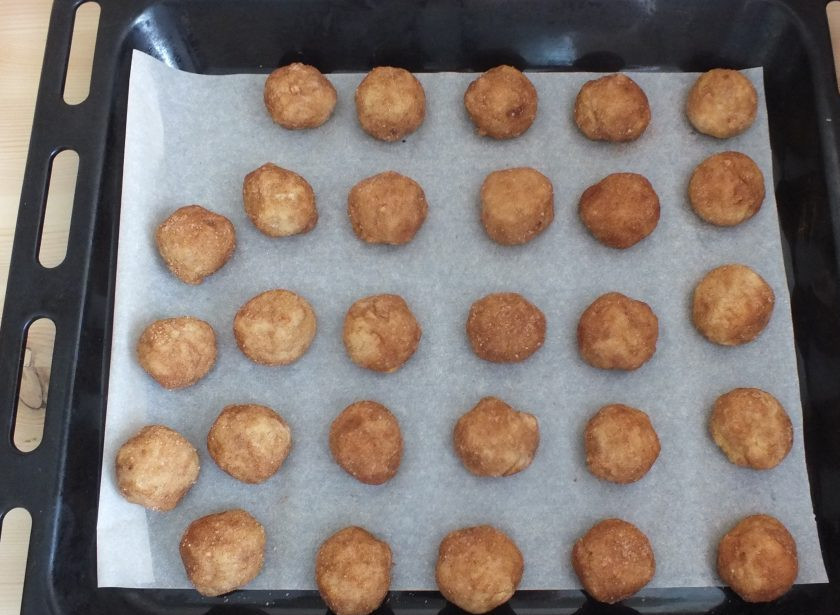 1. Этап. Печенье Сникердудль: Переложите печенье на подготовленный противень на небольшом расстоянии друг от друга. Поставьте выпекаться в разогретую духовку на 12-17 минут.