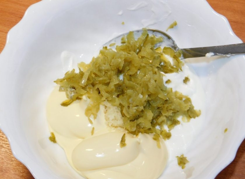 1. Этап. Куриный шницель с соусом: Для соуса смешайте сметану, майонез, тертые чеснок и огурцы. Перемешайте.