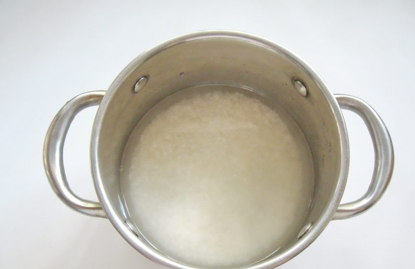 1. Этап. Сладкая рисовая каша со сливой: Выложите в кастрюлю и залейте водой.