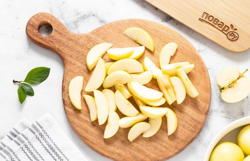 1. Этап. Варенье из яблок Белый налив: Яблоки хорошо помойте, обсушите и удалите сердцевину. По желанию можно очистить их от кожуры. Нарежьте яблоки ломтиками одинаковой толщины.