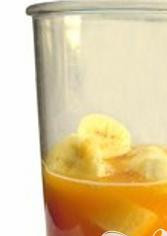 1. Этап. Витаминный напиток из апельсина и миндаля: 4. Сложить все компоненты коктейля в блендер и тщательно смешать их до получения идеально гладкой массы.