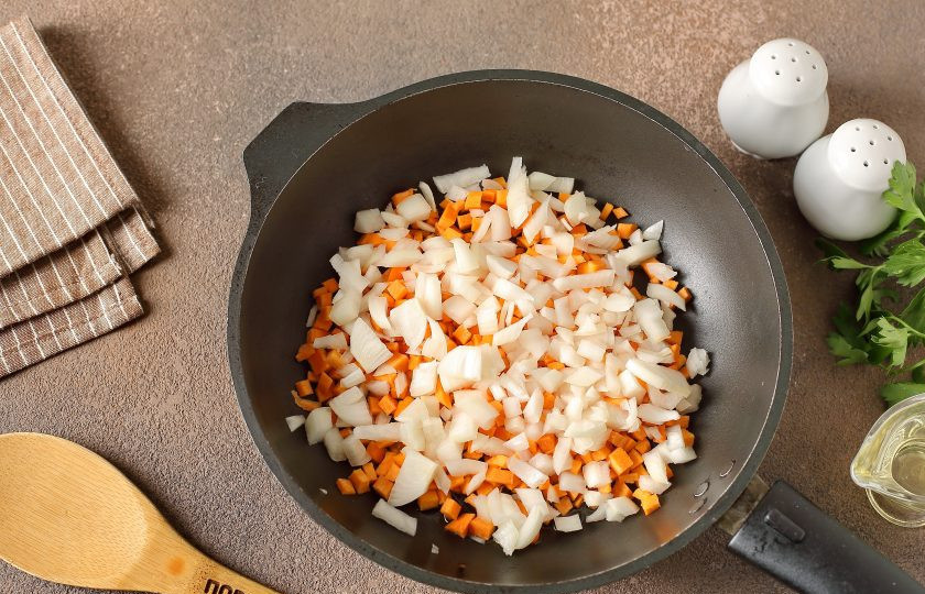 1. Этап. Богатырская каша: В сковороде разогрейте масло и выложите нарезанные произвольно лук и морковь.