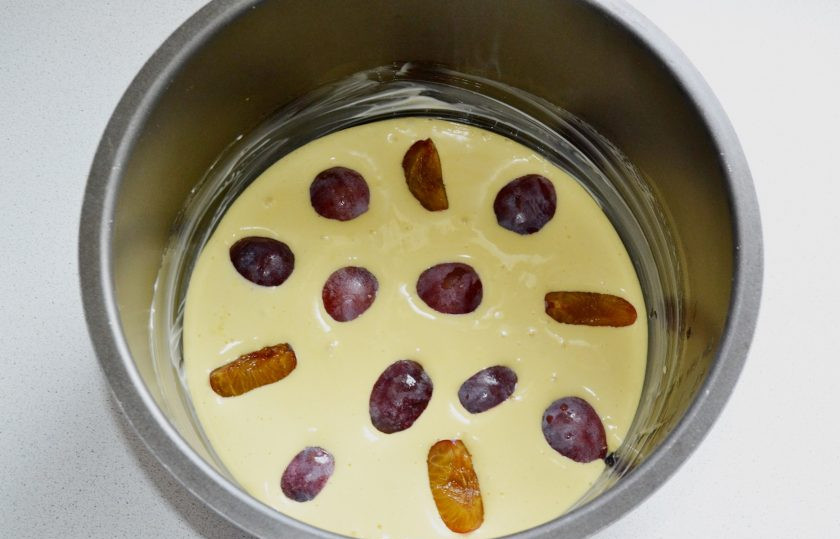 1. Этап. Шарлотка со сливами в мультиварке: Сверху выложите сливы. Установите режим 