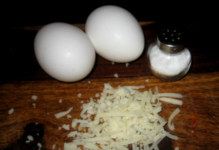 1. Этап. Диетическая яичница: Для начала мы трем сыр на средней терке, нам его понадобиться совсем немного.