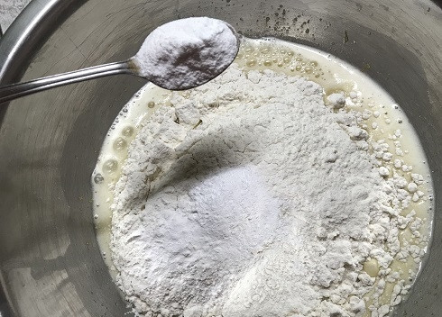 1. Этап. Яблочный кекс с шоколадом: Добавляем муку, разрыхлитель и вымешиваем однородное тесто.