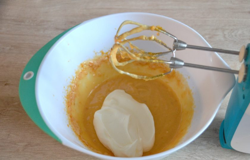 1. Этап. Торт Груши в карамели: В последнюю очередь добавьте взбитые сливки, смешайте до однородности.