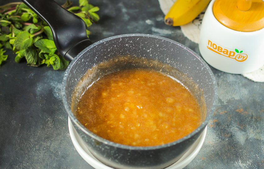 1. Этап. Домашняя банановая карамель с корицей: Прогрейте до кипения на умеренном нагреве примерно 5-7 минут, чтобы растворился сахарный песок. Не забывайте помешивать карамель, чтобы она не пристала ко дну.