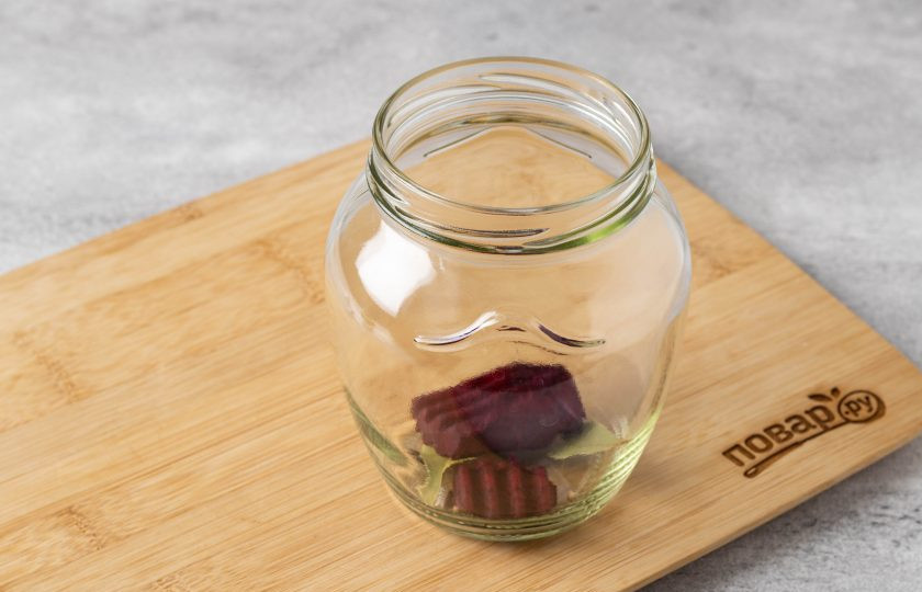 1. Этап. Огурцы маринованные со свеклой на зиму: Затем добавьте на дно пару ломтиков свеклы.