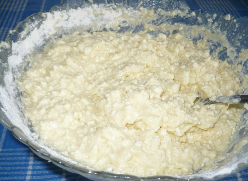 1. Этап. Воздушная творожная запеканка в мультиварке: 3. Вводим постепенно перетертый творог и продолжаем взбивать.