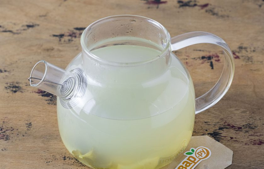 1. Этап. Имбирь при кашле: Добавьте в чайник лимонный сок и подсластитель. Все перемешайте.