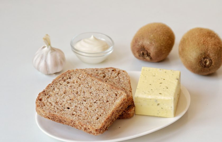 1. Этап. Канапе с киви: Подготовьте все ингредиенты.