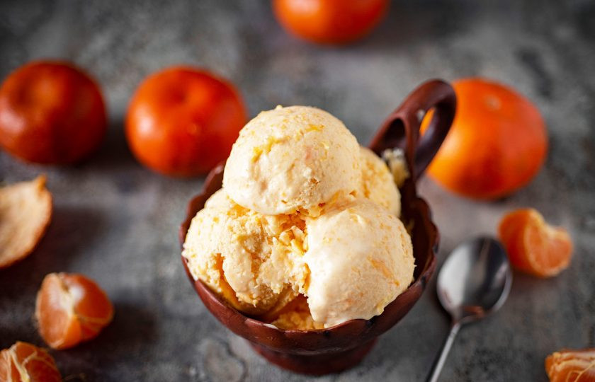 1. Этап. Мандариновое мороженое: Готовое мандариновое мороженое разложите по красивым креманкам и подавайте к столу.