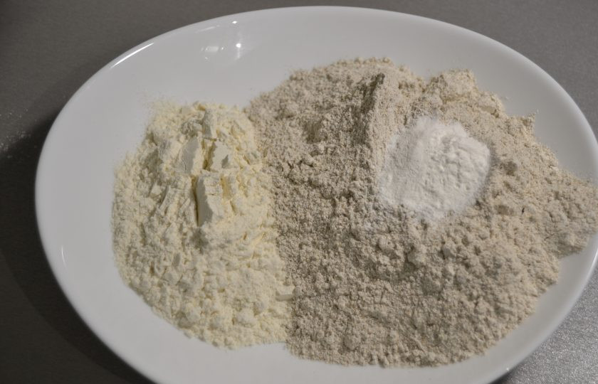 1. Этап. Перепечи с грибами: Смешайте ржаную и пшеничную муку, всыпьте разрыхлитель для теста.