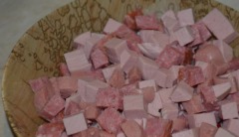 1. Этап. Гуляш из колбасы: 1. Колбасу нарежьте кубиками.