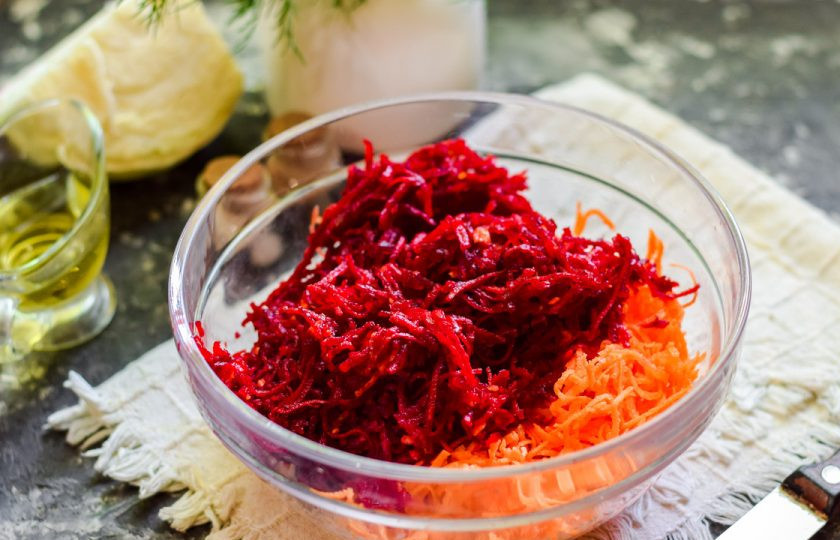 1. Этап. Казацкий борщ: Свеклу очистите и вымойте, натрите также на терке, аналогично моркови.