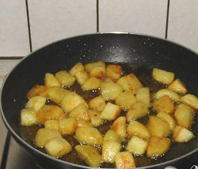 1. Этап. Картофель по-испански: 5. Картофель, нарезанный кубиками, положить в подсоленную воду и готовить на среднем огне 8 минут. Влить оливковое масло в сковородку и разогреть на среднем огне. Положить туда картофель и обжарить до золотистого цвета. Это займет приблизительно 10 минут.