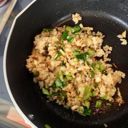 1. Этап. Китайская капуста, фаршированная коричневым рисом: Обжариваем лук, чеснок, имбирь, тимьян в масле до появления запаха чеснока (2-3 минуты), затем добавляем рис, соль и перец, обжариваем еще 1-2 минуты и снимаем с огня.