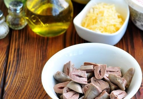 1. Этап. Салат из куриных сердечек с грибами и сыром: 1. Первым делом вымойте как следует сердечки. Отварите их в подсоленной воде минут 25, после остудите и нарежьте пополам, удалив жесткие капилляры.