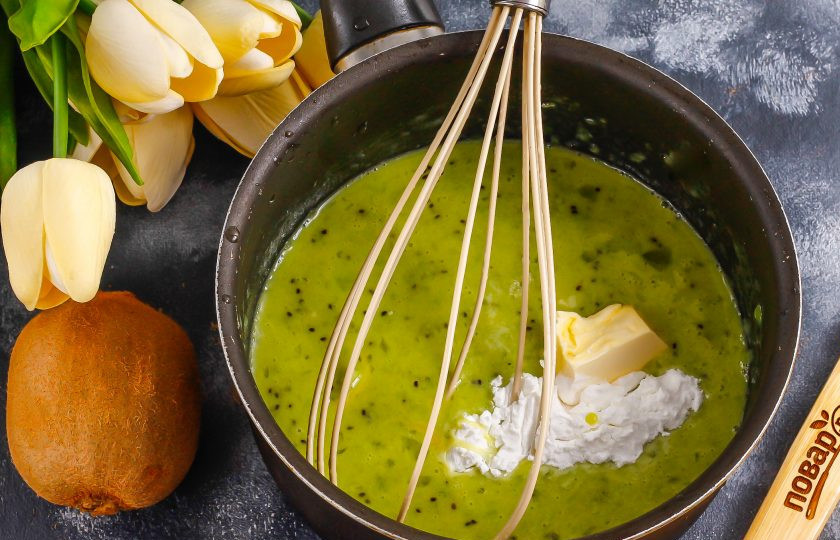 1. Этап. Курд из киви: Добавьте сразу же кукурузный крахмал и сливочное масло, перемешайте и поместите емкость на плиту, включая умеренный нагрев.