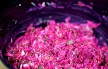 1. Этап. Салат из капусты со свеклой: Хорошенько все перемешайте, салат готов!