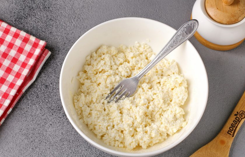 1. Этап. Сырники с яблоками в духовке: Перетрите всё вилкой до однородного состояния.