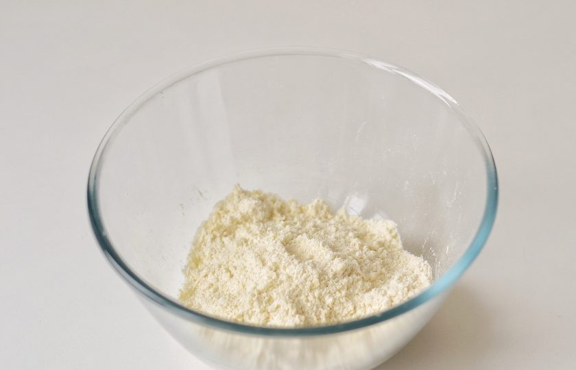 1. Этап. Ирландские сконы: Затем добавьте нарезанное масло кубиками, разотрите его в крошку с мукой.