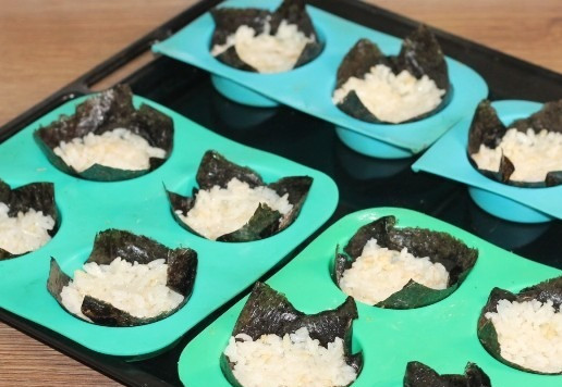 1. Этап. А-ля роллы с рыбой, сыром и авокадо: 16. Аккуратно перекладываем листочки нори с рисом в формочки.