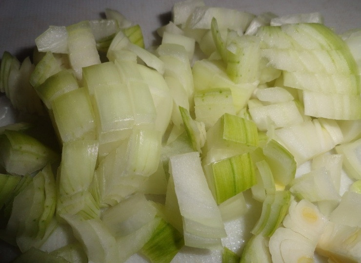 1. Этап. Плов с черносливом: Репчатый лук нарезаем на небольшие кубики.