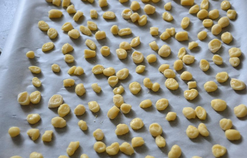 1. Этап. Тейглах: Выложите заготовки на лист для выпечки, выпекайте 10-15 минут при температуре 180 градусов до легкого румянца. Эту процедуру придется повторить несколько раз. Пока выпекается первая партия, готовьте вторую.