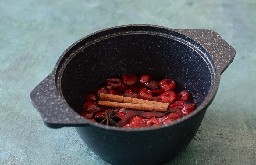 1. Этап. Холодный вишневый суп: Поставьте воду с вишней и сахаром на средний огонь. Добавьте ванильный экстракт, корицу и бадьян. Доведите до кипения, варите 5-7 минут.