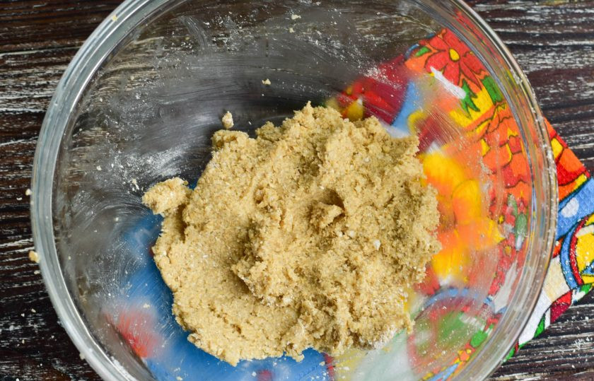 1. Этап. Овсяное песочное печенье: Замесите руками тесто. Если оно слишком крутое, влейте немного воды.