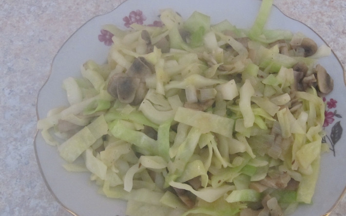 1. Этап. Слоеное бездрожжевое тесто с капустой: На растительном масле обжариваем репчатый лук, через несколько минут добавляем грибы. Жарим еще 4-5 минут, помешивая. Добавляем капусту, и готовим еще 5 минут. Соль и перец по вкусу. Переложите начинку на тарелку.