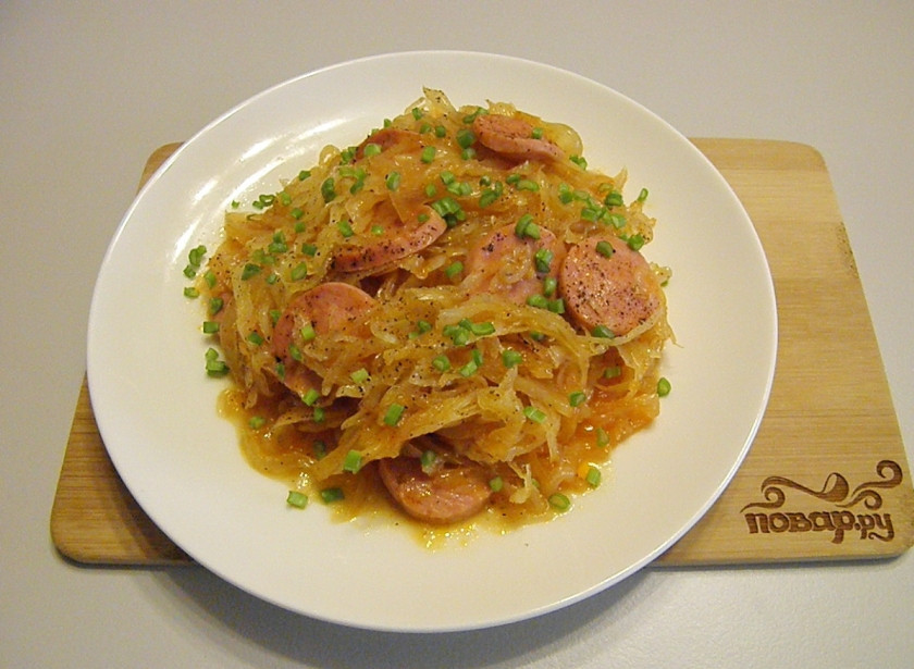 1. Этап. Солянка из квашеной капусты: Перед подачей посыпьте свежей рубленной зеленью. Подавайте со сметаной.