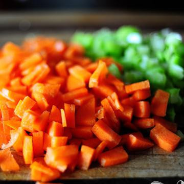 1. Этап. Итальянский суп с фрикадельками: Мелко порезать морковь и сельдерей.