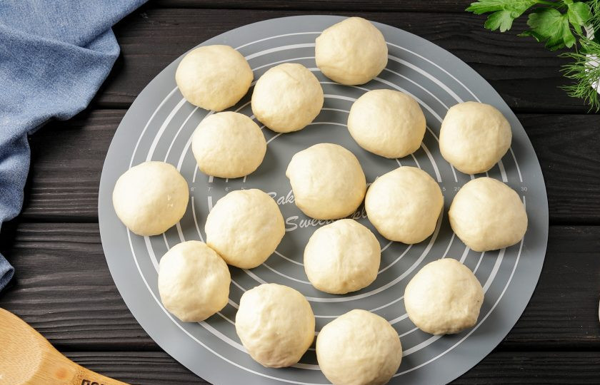 1. Этап. Беляши из дрожжевого теста в духовке: Я разделила тесто на 16 колобков. Если любите беляши крупные, то делите на меньшее количество штук.