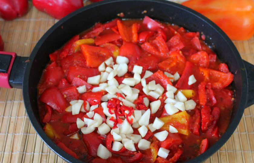 1. Этап. Перец в чесночной заливке: Далее кладем чеснок и немного острого перца. Масса должна покипеть еще минут 5, после чего, перец можно перекладывать в стерильные банки и закатывать.