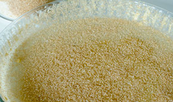 1. Этап. Запеканка из риса: 7. Любая хозяйка знает, что сделать с формой перед запеканием. Только присыпьте еще хорошенько коричневым сахаром. Немного позже он превратится в карамель, это и заинтригует ребенка.