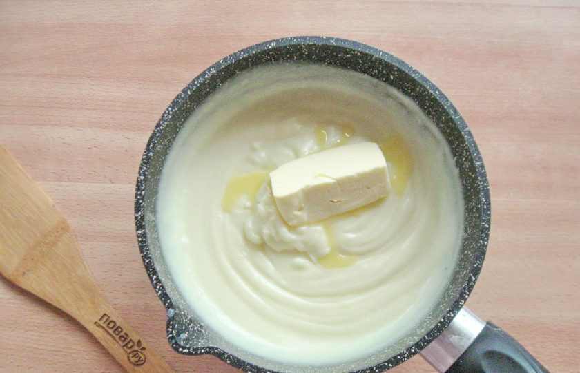 1. Этап. Кустард: В горячий крем добавьте сливочное масло и перемешайте.