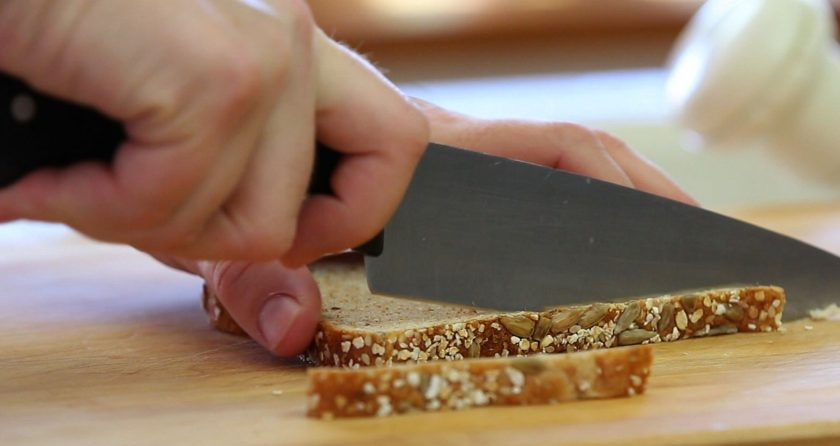 1. Этап. Рулетики из лосося с авокадо: 1. С ломтиков хлеба срежьте корочку.