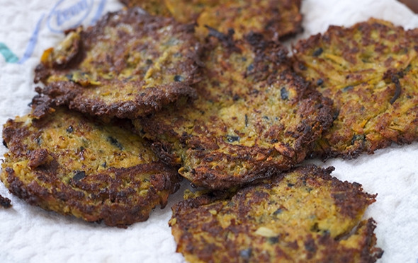 1. Этап. Оладьи из баклажанов: 7. После жарки выложите на бумажное полотенце, чтобы убрать остатки масла.