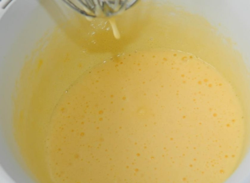 1. Этап. Морковный бисквит с орехами: Яйца взбейте с сахаром добела.